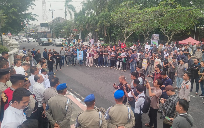 Bupati Kuningan Temui Massa Aksi Damai ‘Ciremai Memanggil’