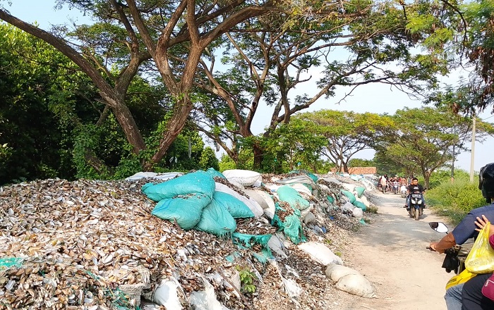 Warga Cirebon Keluhkan Limbah Kulit Kerang di Sungai Bondet