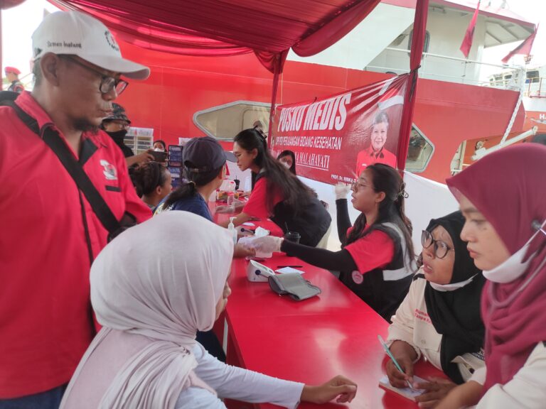 Antusiasme Warga Cirebon Dapat Layanan Pengobatan Gratis di Rs Kapal Apung PDIP