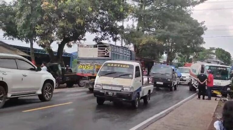 Detik-Detik Pick Up Oleng Picu Kecelakaan Beruntun di Jalur Cirebon-Kuningan