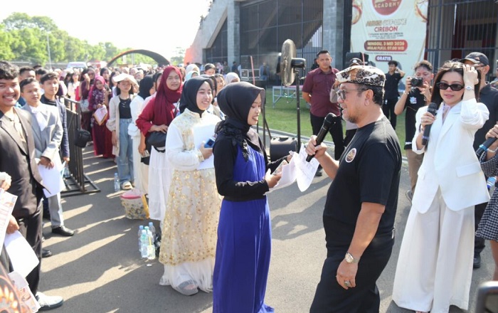 Bupati Cirebon Buka Audisi DA8 di Stadion Watubelah Sumber