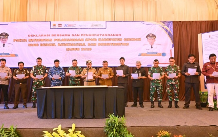 Bupati Cirebon Teken Pakta Integritas Pelaksanaan SPMB 2026