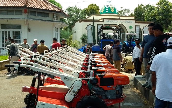 Petani Majalengka Terima 69 Unit Alsintan dari Kementan RI