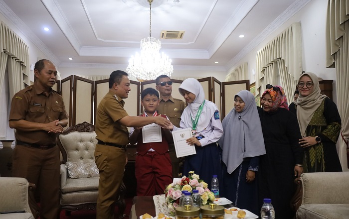 Dua Siswa Kuningan Raih Medali Olimpiade Matematika di Sydney