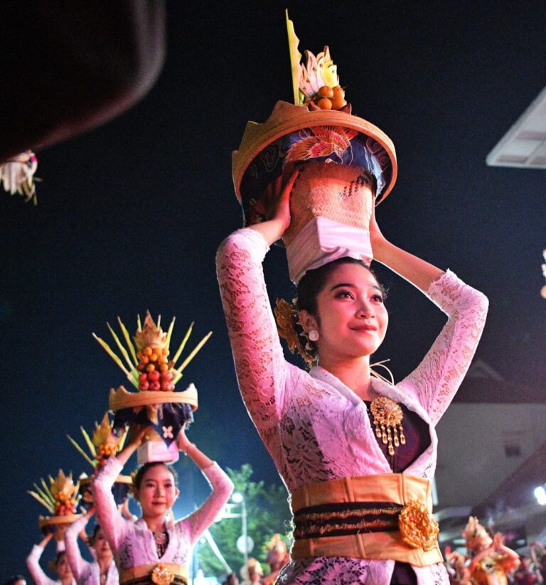 Putri-putri Cantik dan Pengawal Kerajaan Memukau Penonton Kirab Budaya di Cirebon