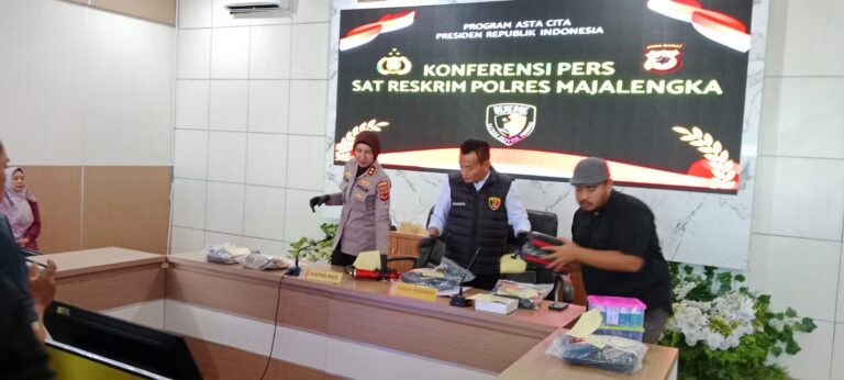 Kapolres Majalengka didampingi Kasat Reskrim saat konfrensi pers