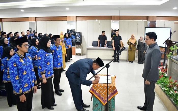 Bupati Lucky Lantik 118 ASN di Gedung Bapperida Indramayu