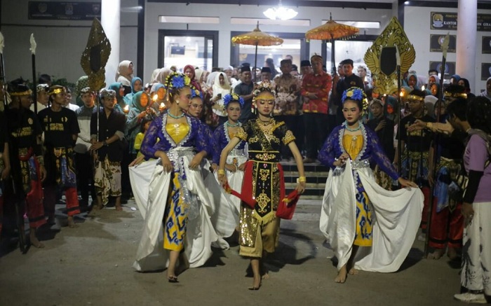Warga Talun Cirebon Gelar Pawai Budaya 1 Muharam 1448 Hijriah