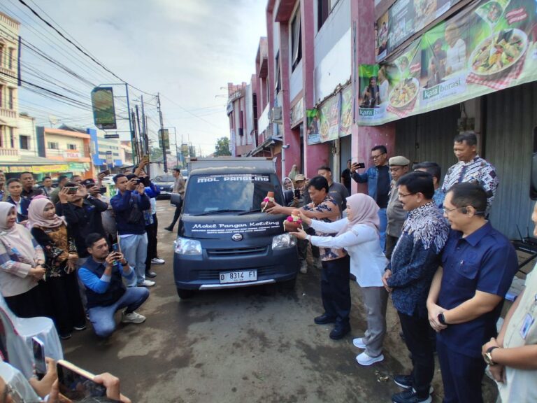 TPID Kota Cirebon Luncurkan Mobil Pangan Keliling, Sediakan Sembako Murah untuk Kendalikan Inflasi.