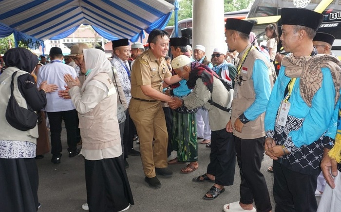 Warga Kuningan Ngobeng Ikan Usai Jembatan Kembali Berfungsi