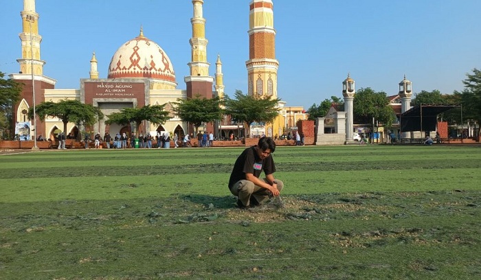 Rumput Sintetis Alun-Alun Majalengka Alami Kerusakan