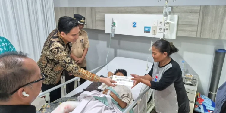 Bupati Indramayu Jenguk Korban Lakalantas di Jalur Pantura Lohbener