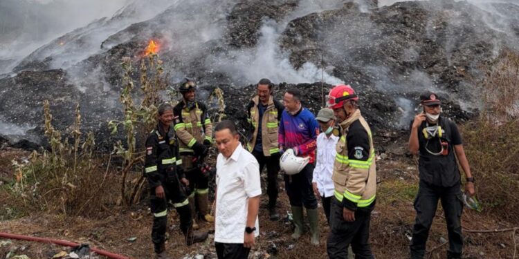 Bupati Dian Pantau Kebakaran di TPS Ciniru Jalaksana Kuningan