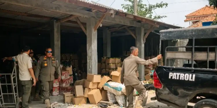 Satpol PP Indramayu Sita 1500 Botol Miras Berbagai Merek