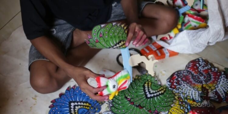 Proses pembuatan mainan tradisional di Kabupaten Cirebon.