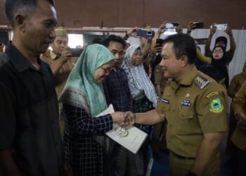 Kantah Kuningan Serahkan 1.653 Sertifikat PTSL di Cirendang