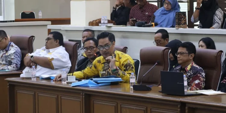 Ke Cirebon, Bupati Kuningan Diajak Berlayar Gunakan KRI Dewaruci