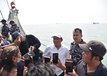 Ke Cirebon, Bupati Kuningan Diajak Berlayar Gunakan KRI Dewaruci
